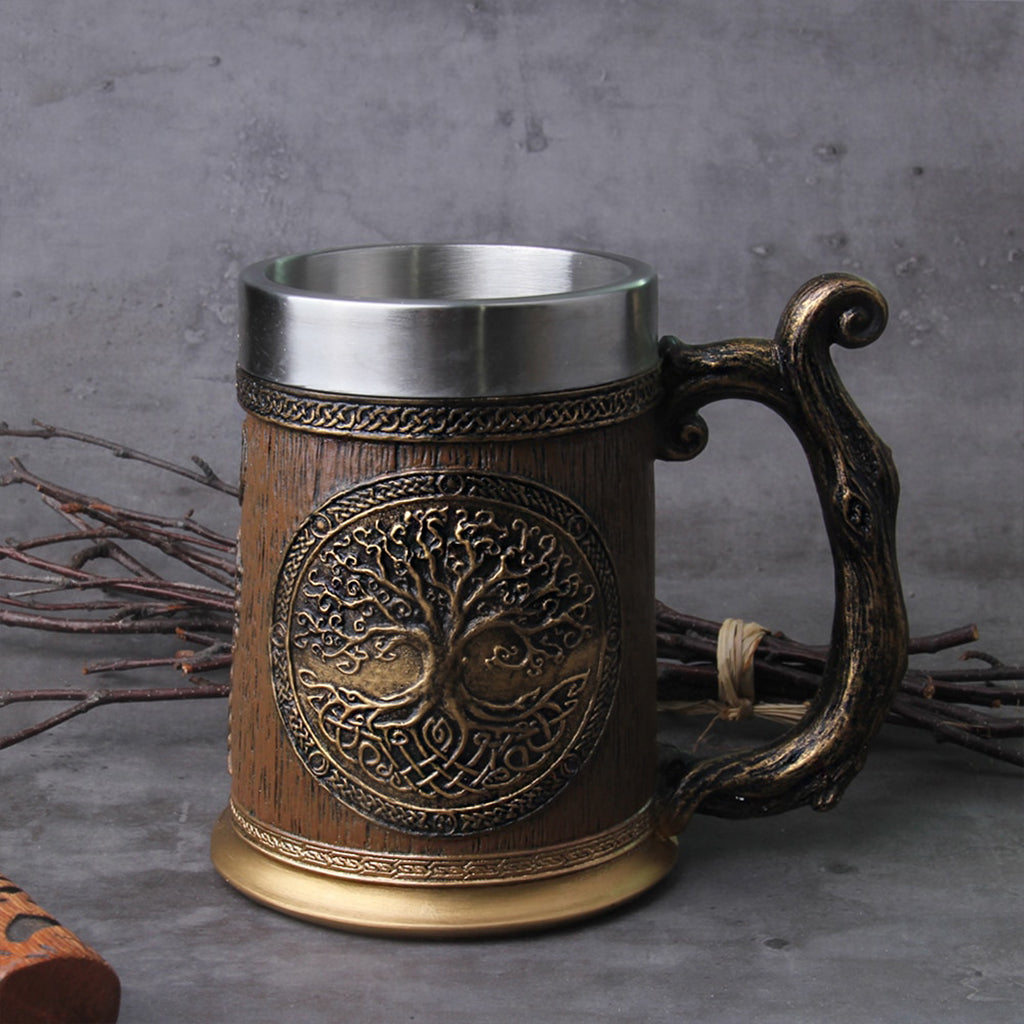 Stor ölmugg med motiv av trädet Yggdrasil på sidorna