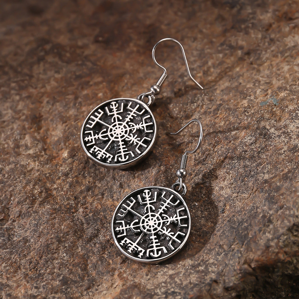 Stålfärgade hängörhängen föreställande den vägvisande symbolen vegvisir (viking kompassen)