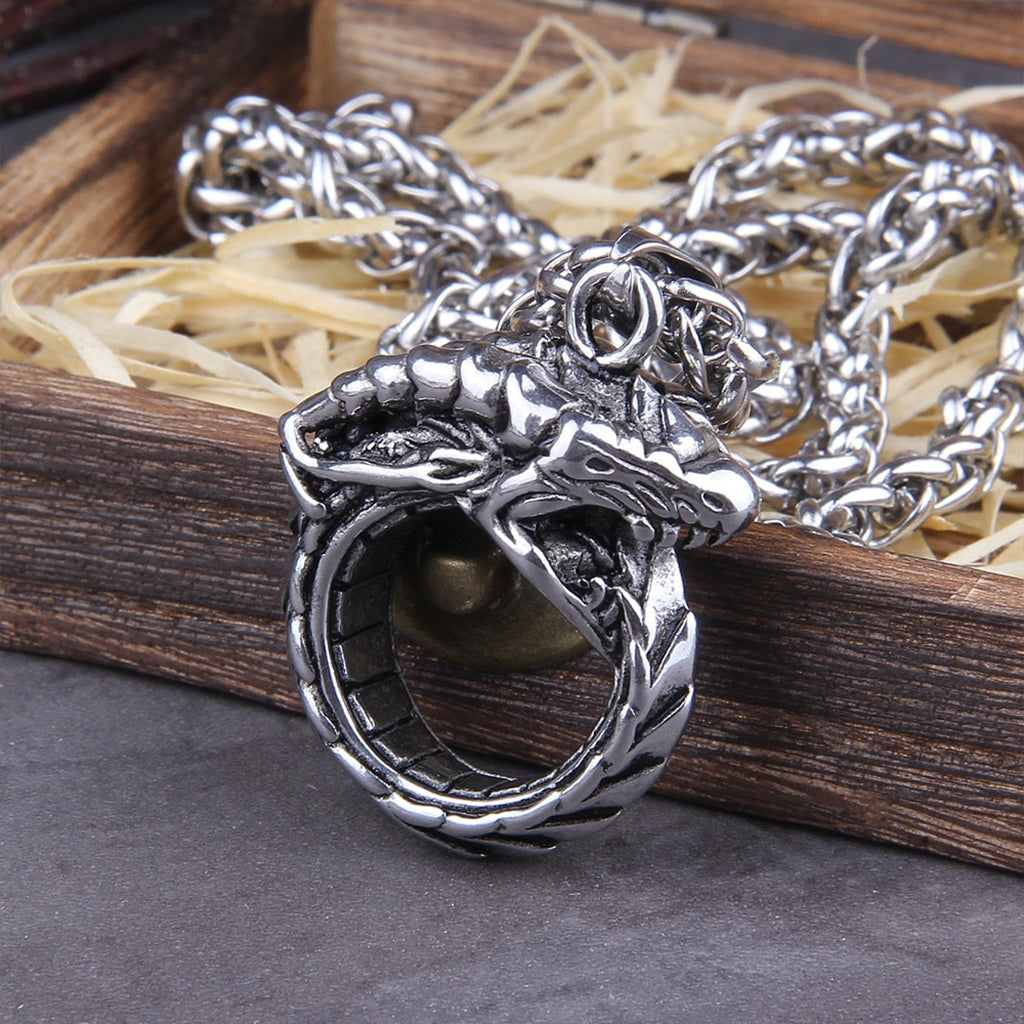 Stålfärgat hängsmycke med Jörmungandr som ouroboros