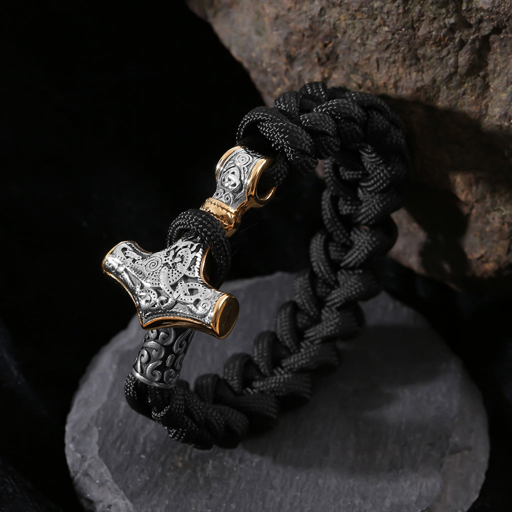 Flätat armband för män med stål- och guldfärgad torshammare