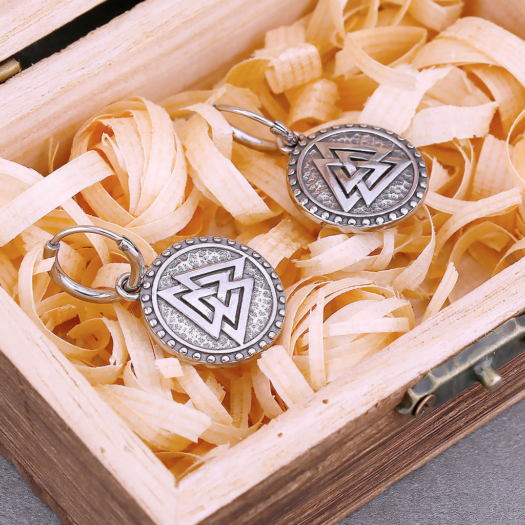 Vikingatida örhängespar dekorerade med valknut-symboler