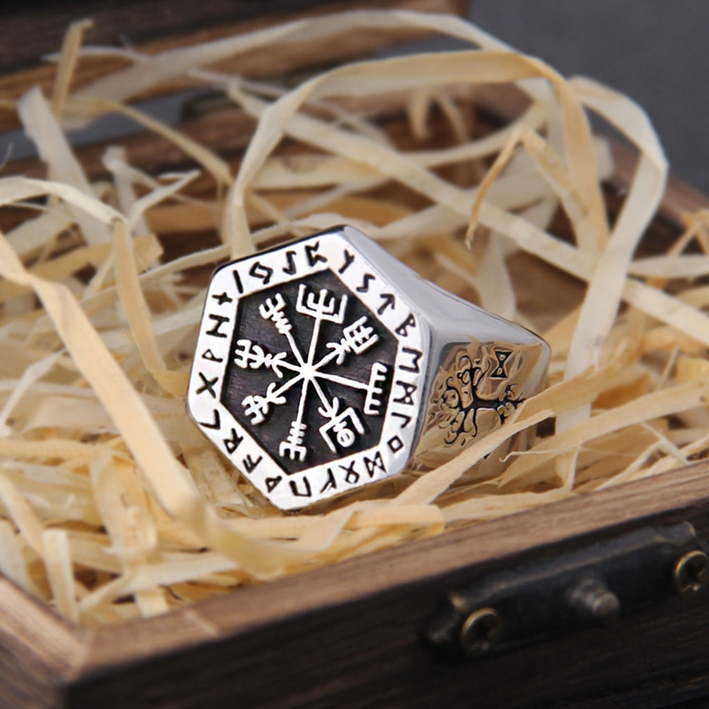 Blankpolerad vikingaring med rungaldern vegvisir på det platta framstycket