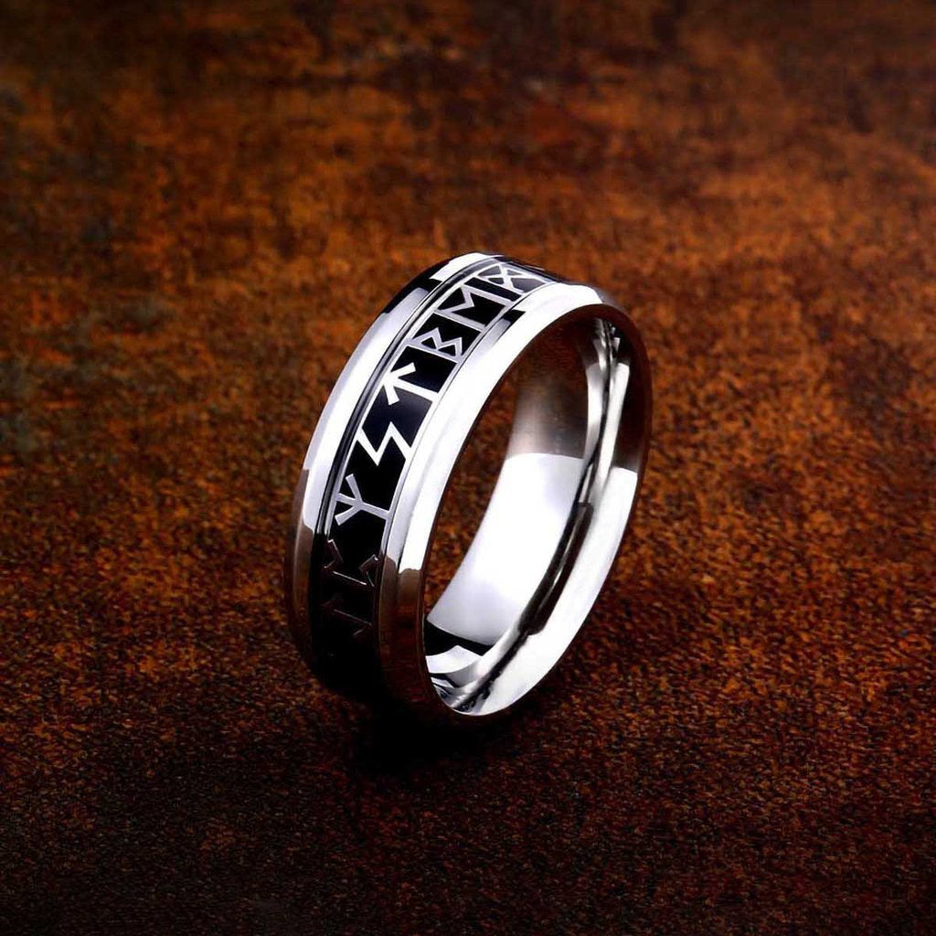 Smal viking ring med skrivtecken från den äldre futharken