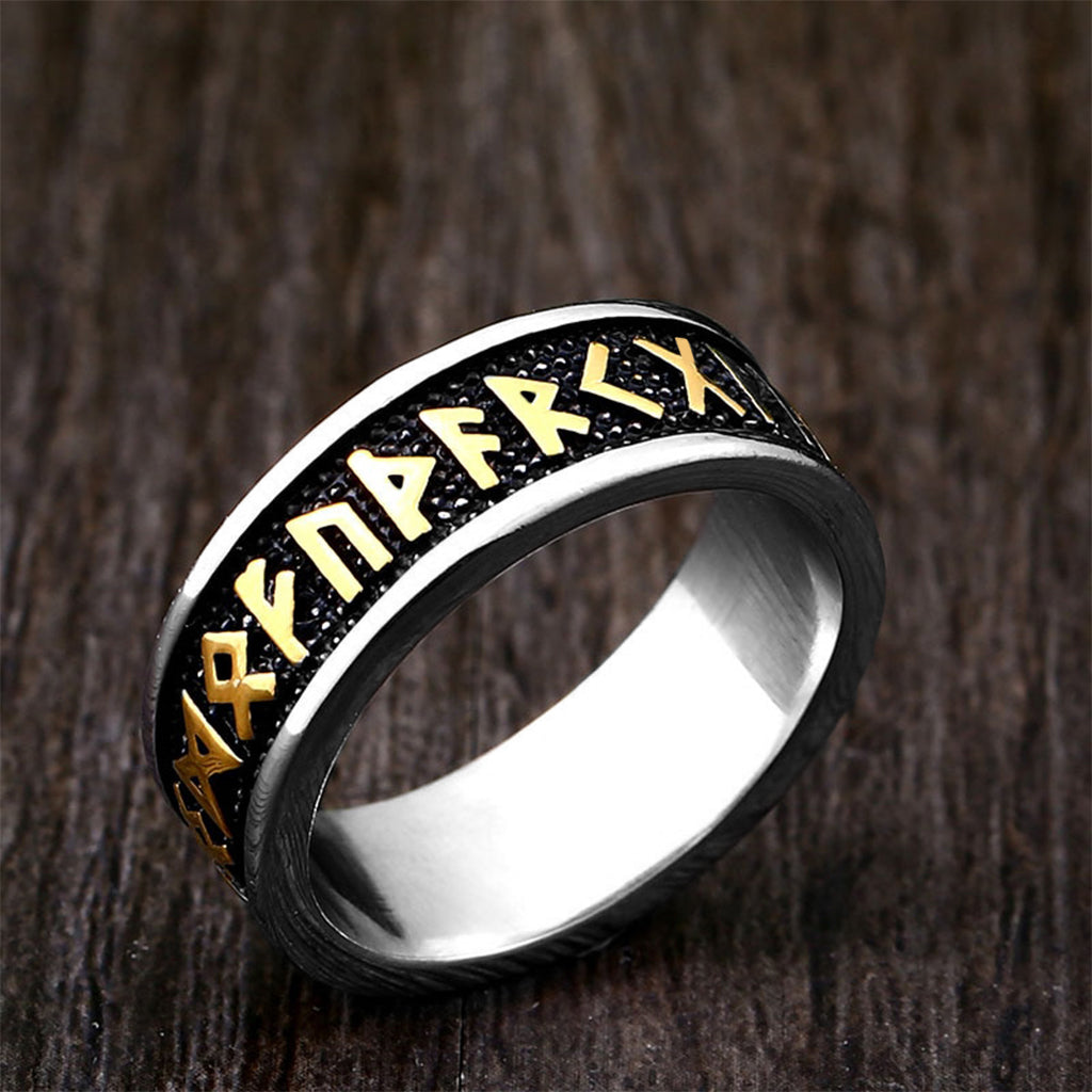 Vikinga ring i kirurgiskt stål med guldfärgad runskrift runtom