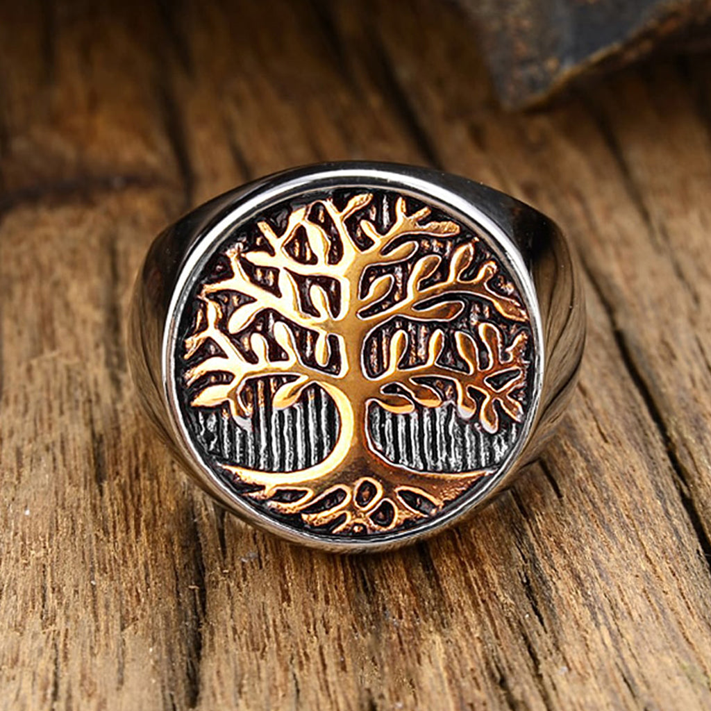 Guldring med trädet Yggdrasil från den nordiska mytologin