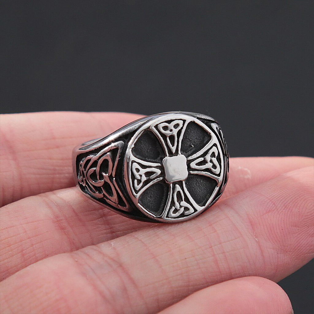 Vikingatida ring i stål med kelterkors framtill