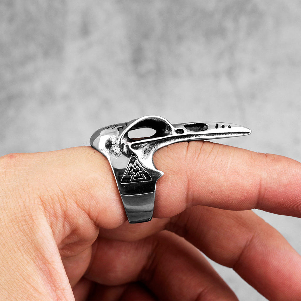 Vikingatida ring tillägnad Odens korpar Hugin och Munin