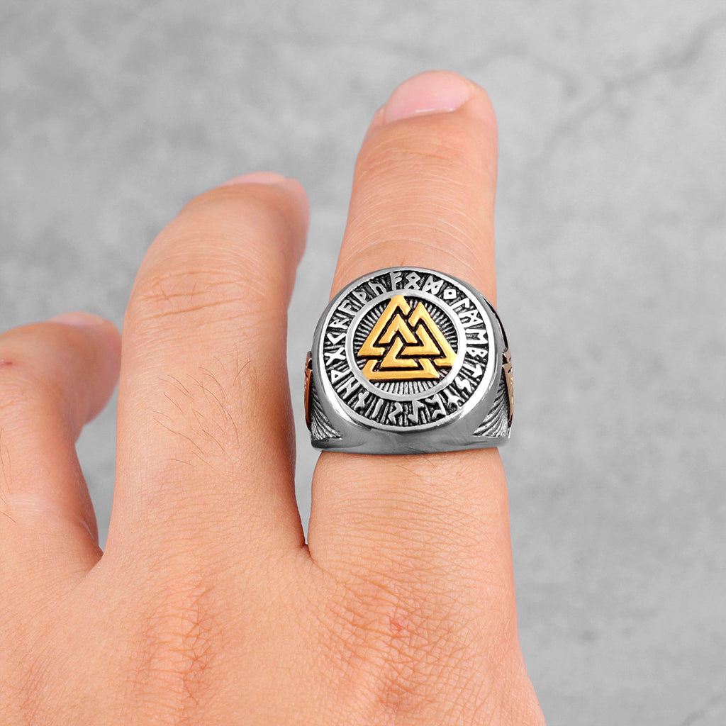Silvrig ring i rostfritt stål med vikingasymbolen valknut i guld framtill
