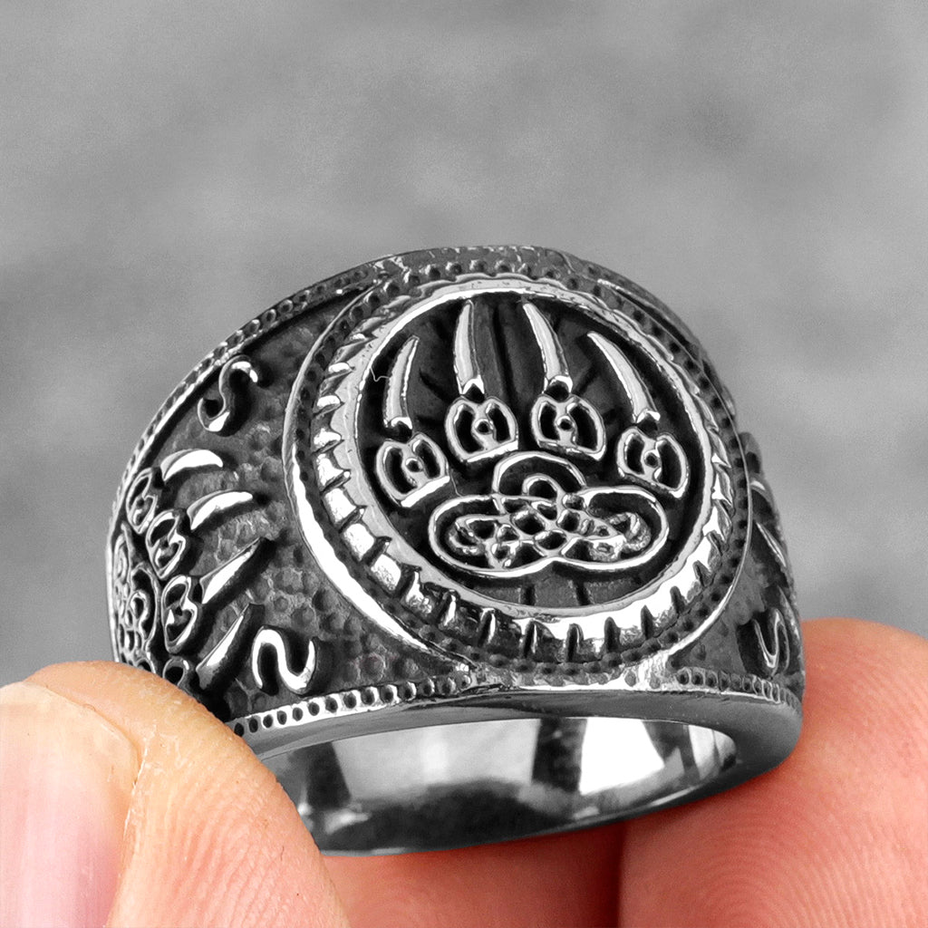 Odenskrigare ring med björnmotiv på klacken