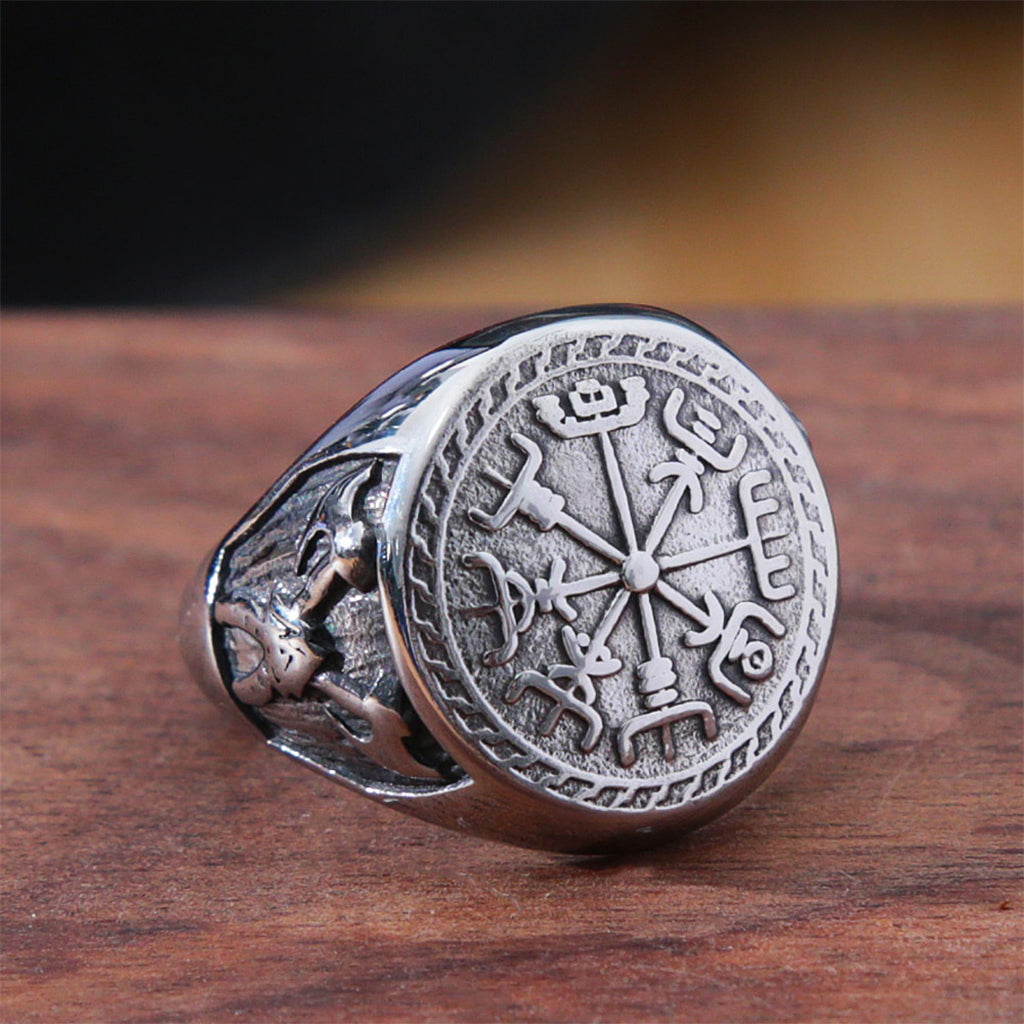 Vikingatida stålring med vegvisir på klacken och korsade stridsyxor på kanterna