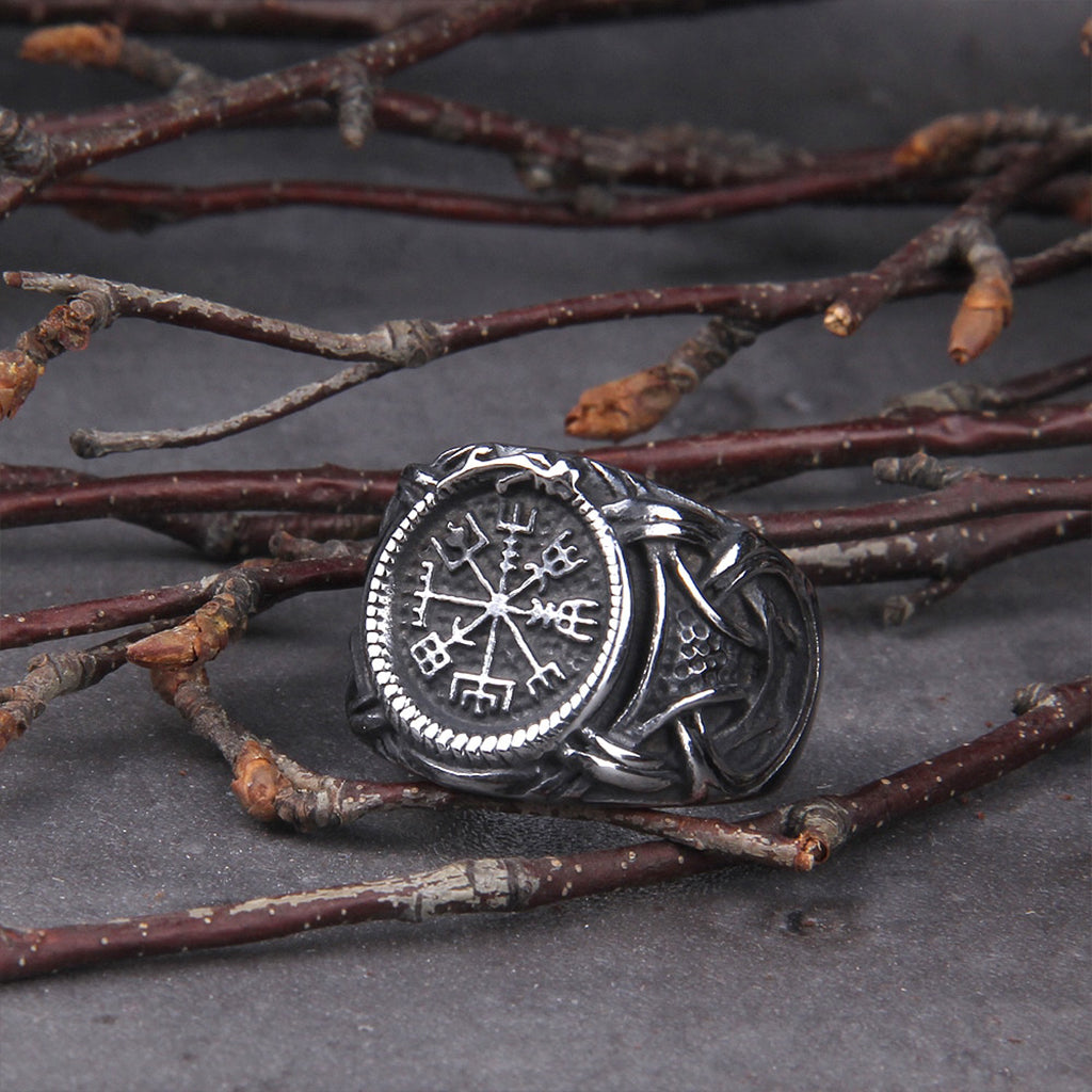 Silverfärgad stålring med rungaldern vegvisir på klacken och midgårdsormen runtom