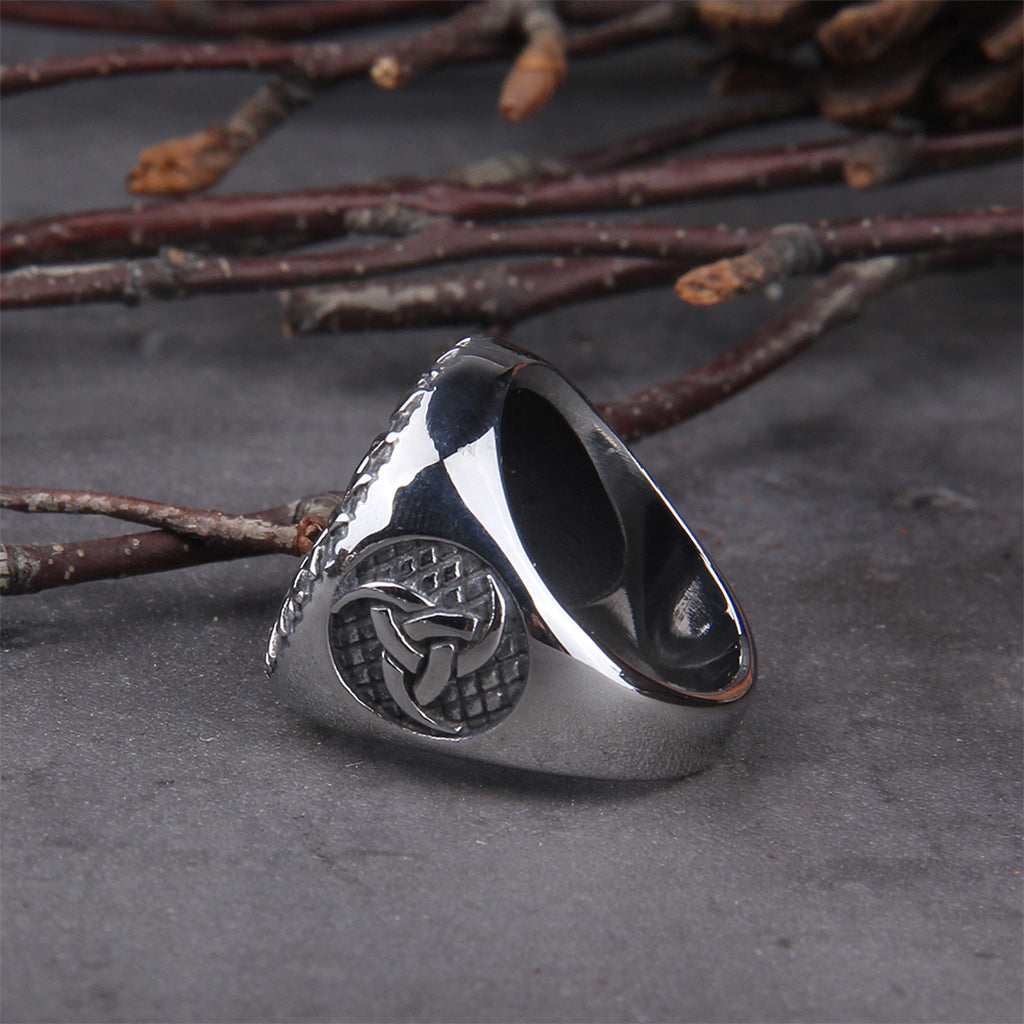 Stålring med runskrift och tre korsade dryckeshorn framtill