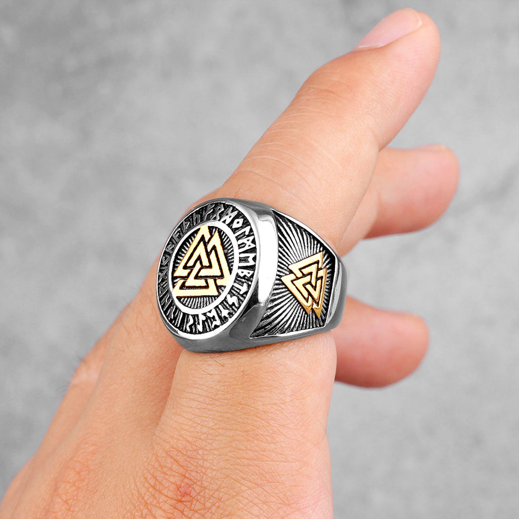 Silverfärgad vikingaring med Odens triangelformade symbol på framstycket