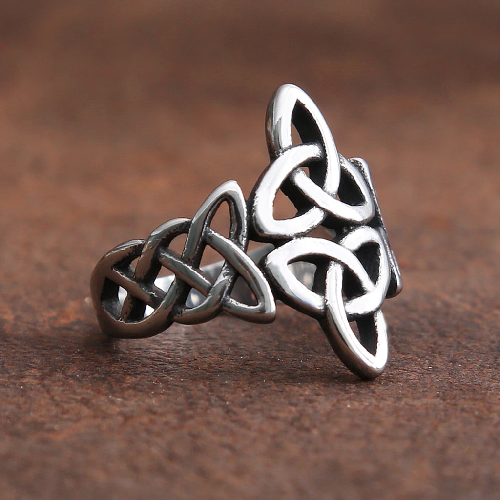 Silverfärgad ring i stål formad som triquetra-knutar