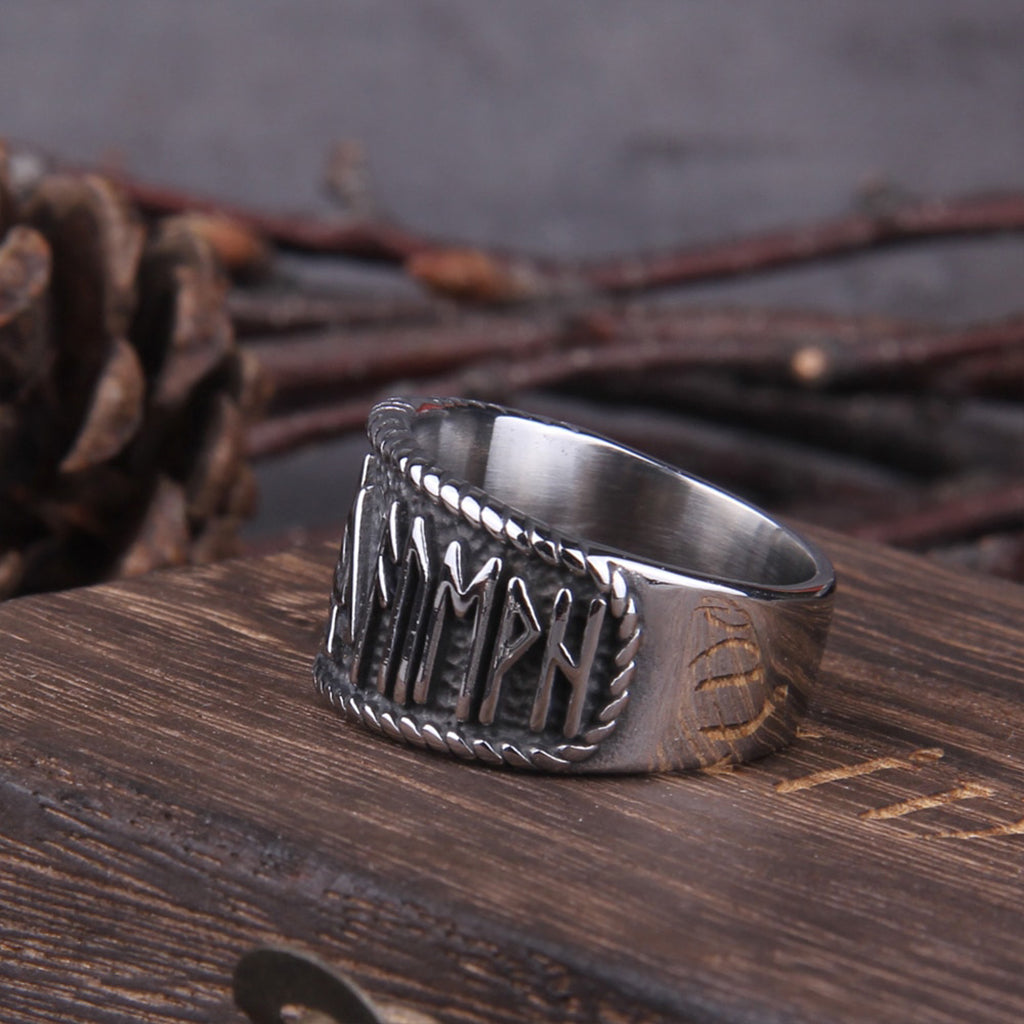 Vikingaring med valknut och graverade runor från den äldre futharken