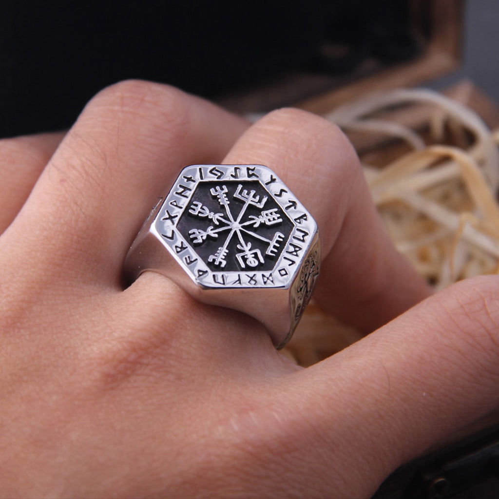 Hexagonalt formad klackring med vegvísir och runor på klacken