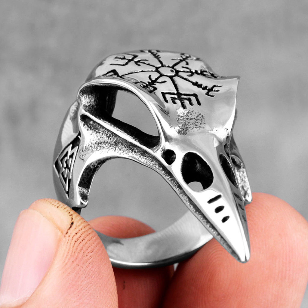 Stålfärgad vikingaring formad som ett kranium från en korp