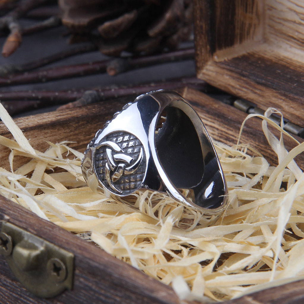 Polerad klackring i stål med vikingasymbol kopplad till Oden på klacken