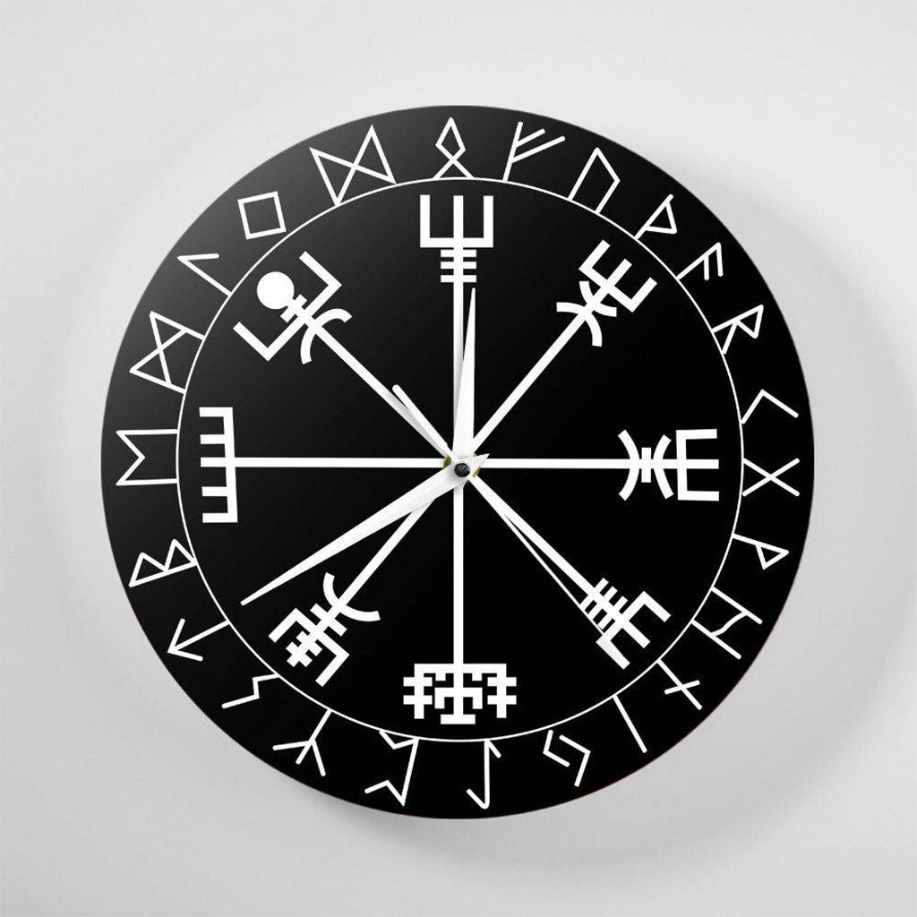 Runt väggur med motiv av rungaldern vegvisir där visarna sitter