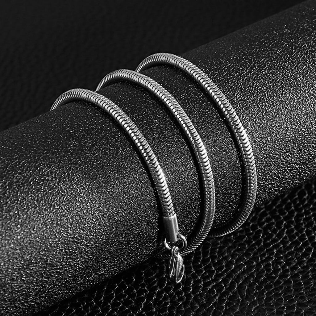 Rund omegakedja i silverfärgat stål