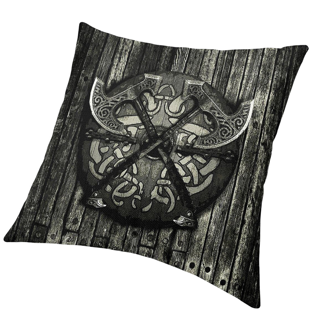 Vikingatida kuddfodral med textiltryck av rund vikingasköld och korslagda stridsyxor