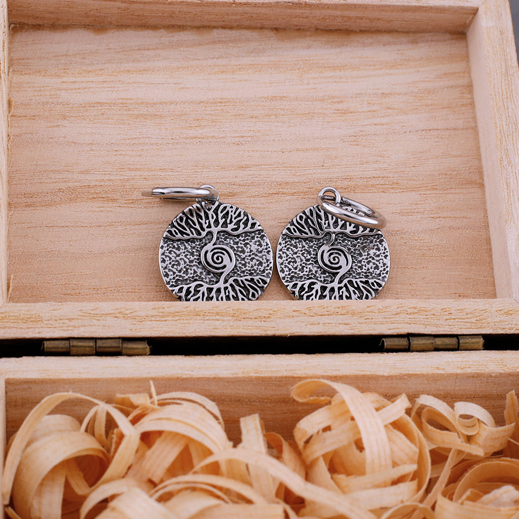 Runda hängörhängen med gravyr i form av världsträdet Yggdrasil från vikingarnas gudasagor