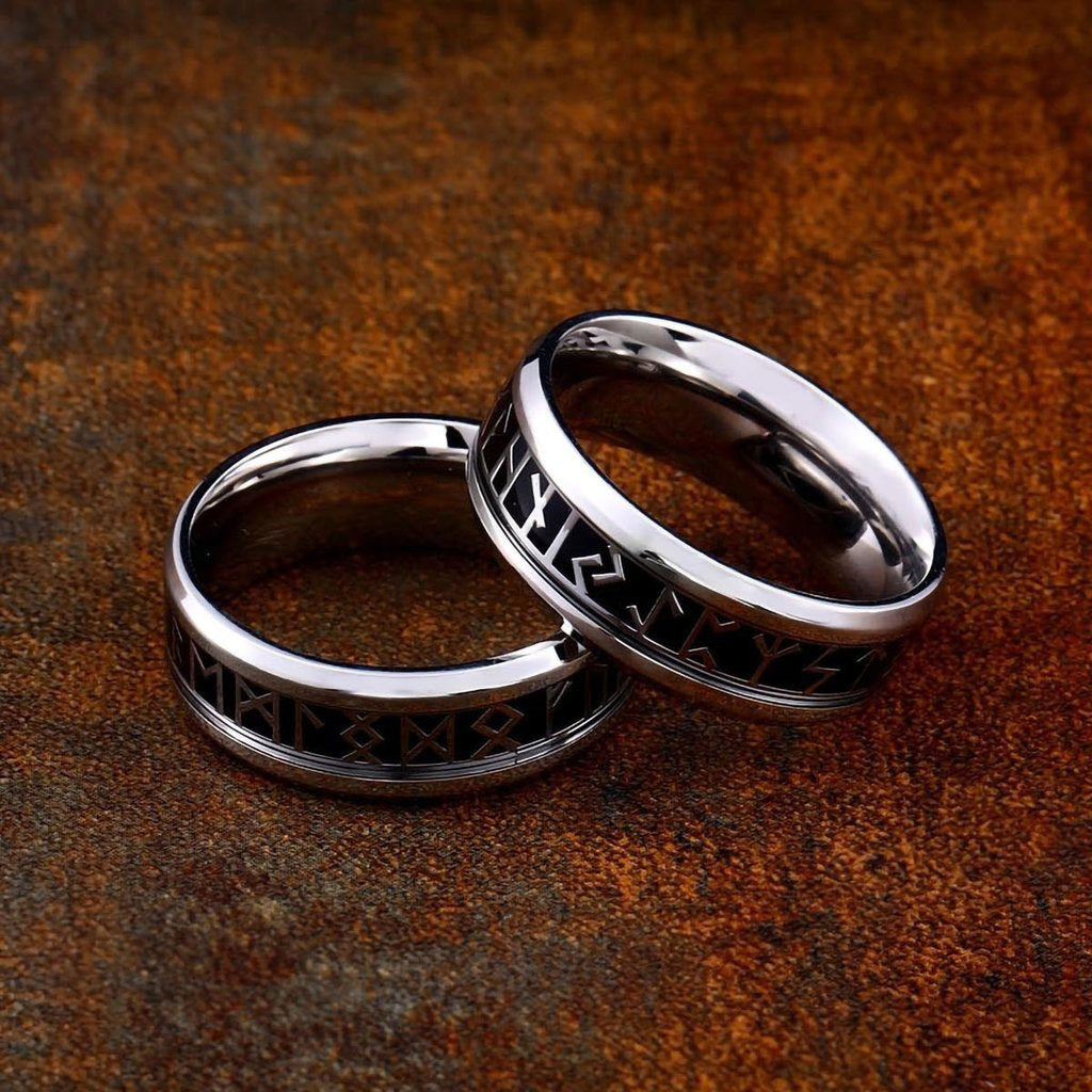 Vikingatida fingerring med gravyr i form av runor