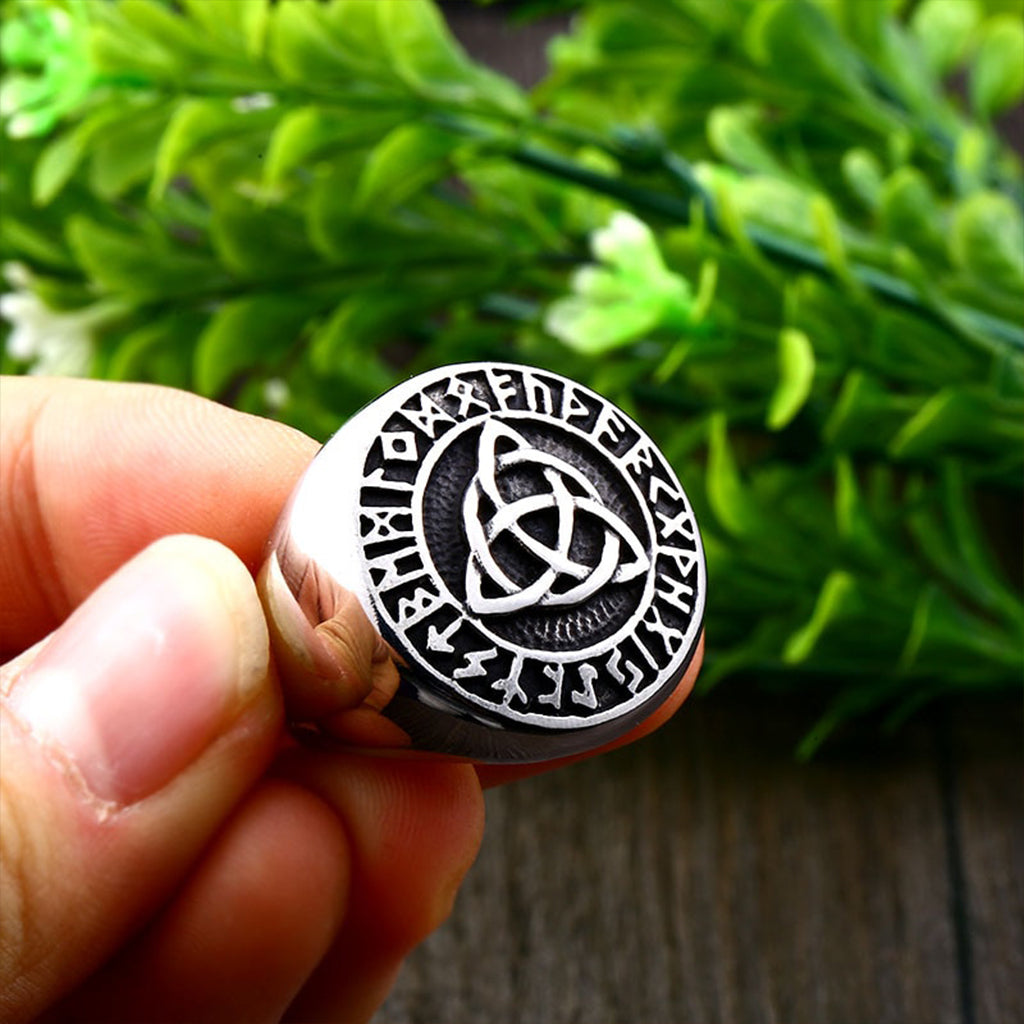 Klackring i rostfritt stål med keltisk triquetra på det plana framstycket