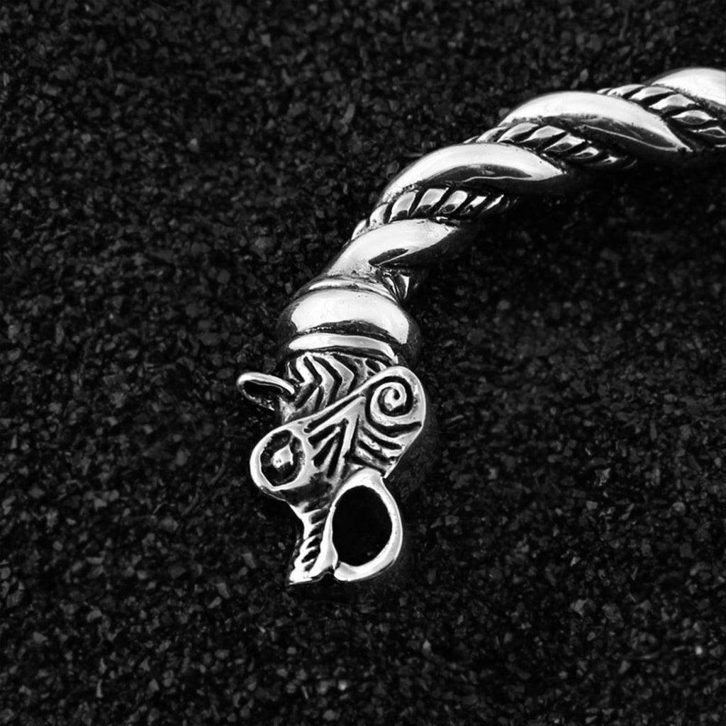 Armring tillverkad i äkta silver med rovdjurshuvuden i ändarna