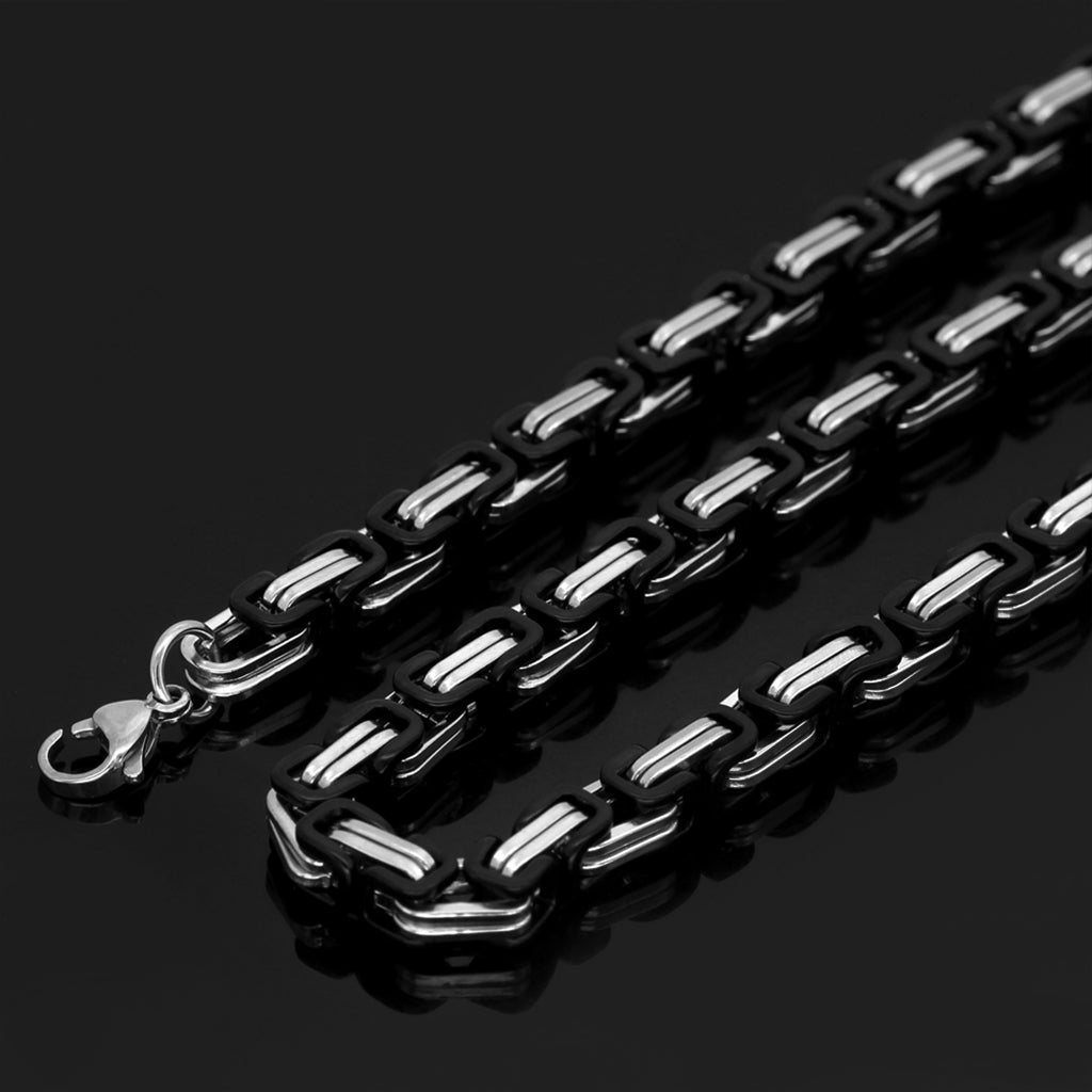 Halskedja med hälften svarta och hälften silverfärgade länkar