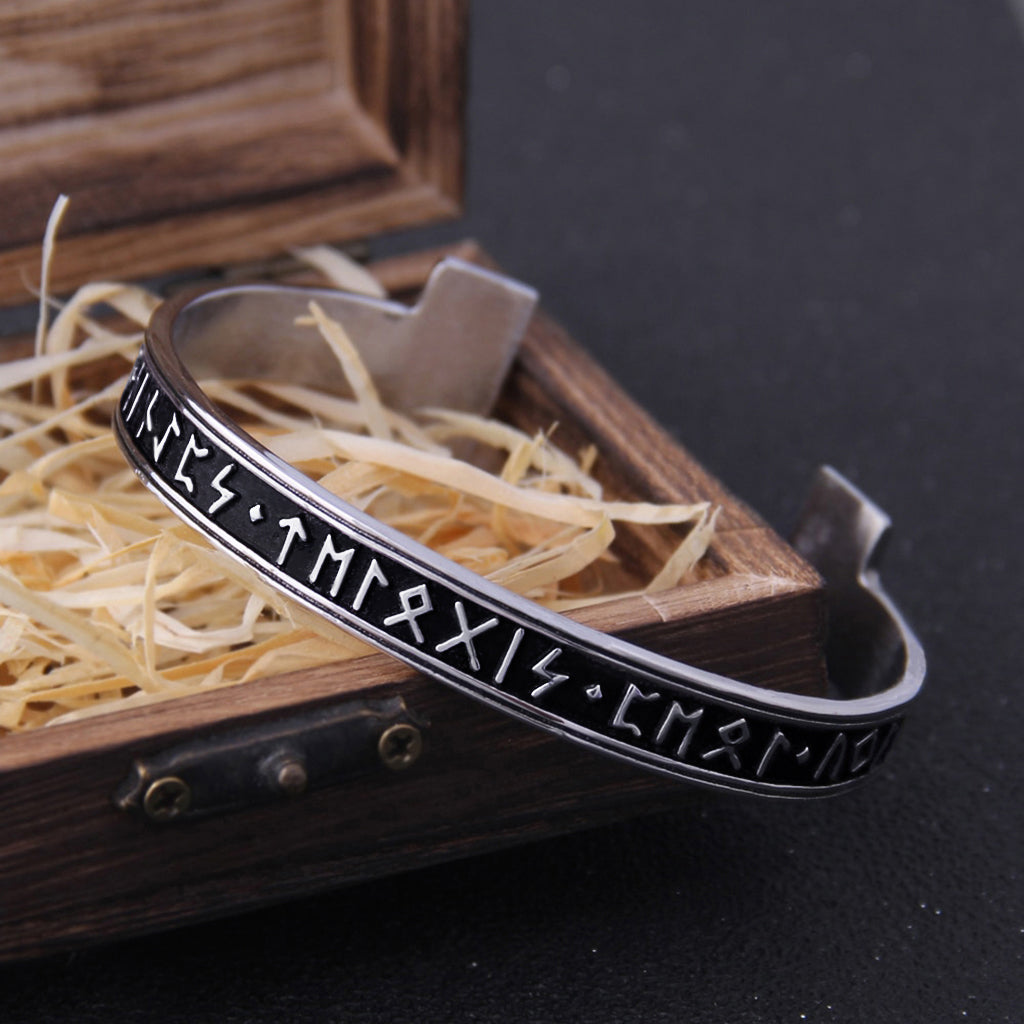 Öppet vikingarmband med snidad runskrift