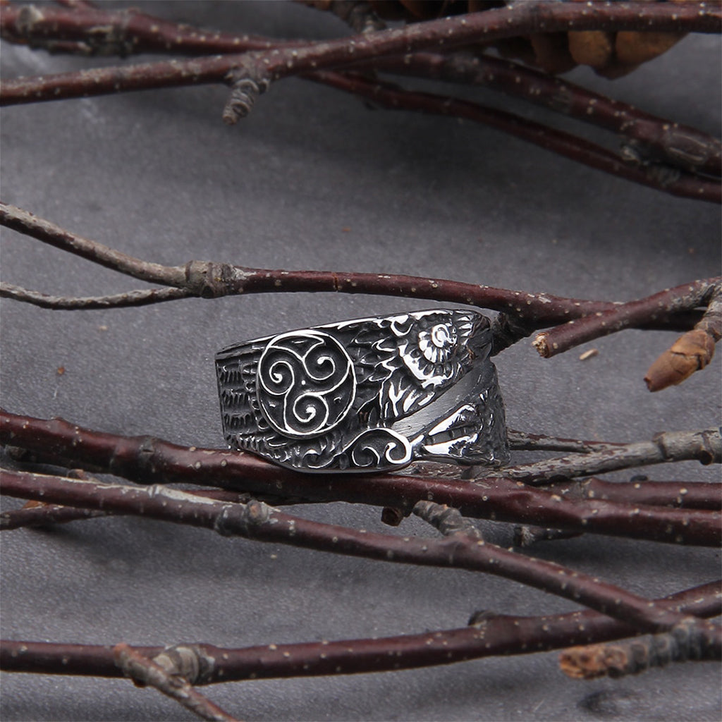 Vikingatida silversmycke med Hugin, Munin och spiralknutar