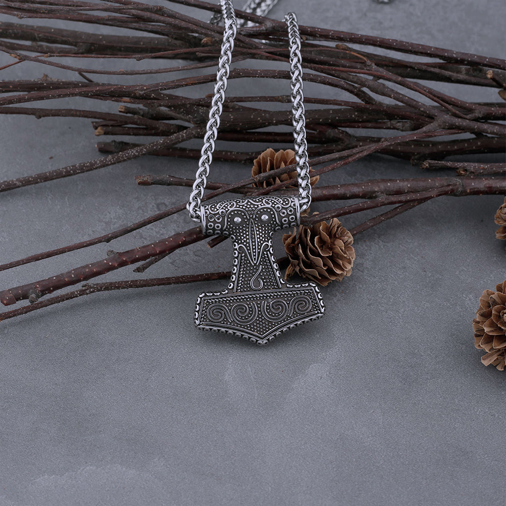 Silverfärgat hängsmycke i rostfritt stål föreställande Skånehammaren