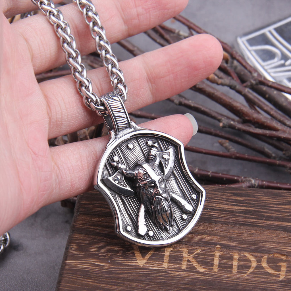 Halssmycke format som en sköld med vikingatida symbolik