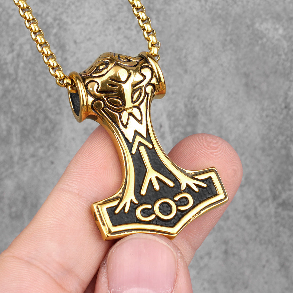 Guldfärgat hängsmycke föreställande Mjölner i fornnordiska myter