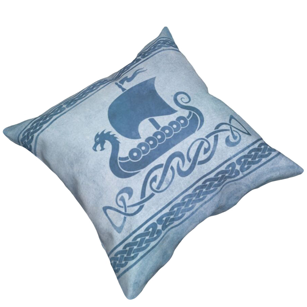 Blått kuddöverdrag i polyester med motiv av långskepp från vikingatiden