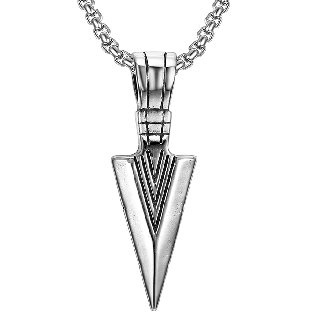 Stålfärgat halsband med hänge avbildande spjut