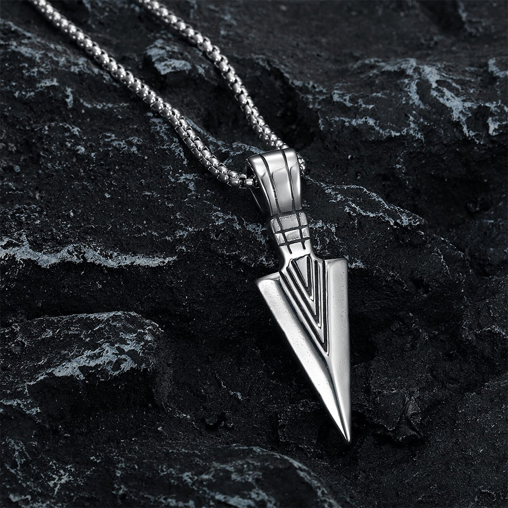 Spjutformat halsbandshänge helgjutet i stål
