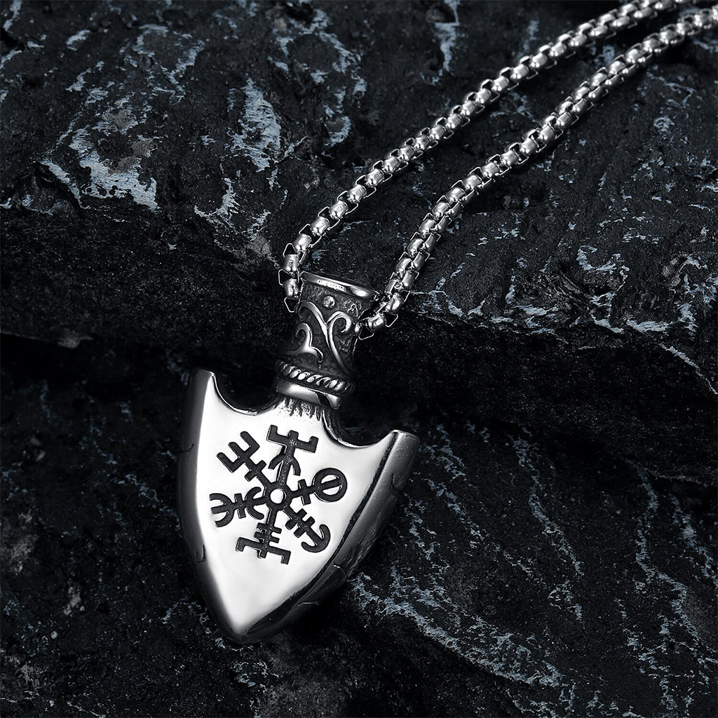 Stålfärgat spjutsmycke med gravyr i form av den vägvisande rungaldern vegvisir