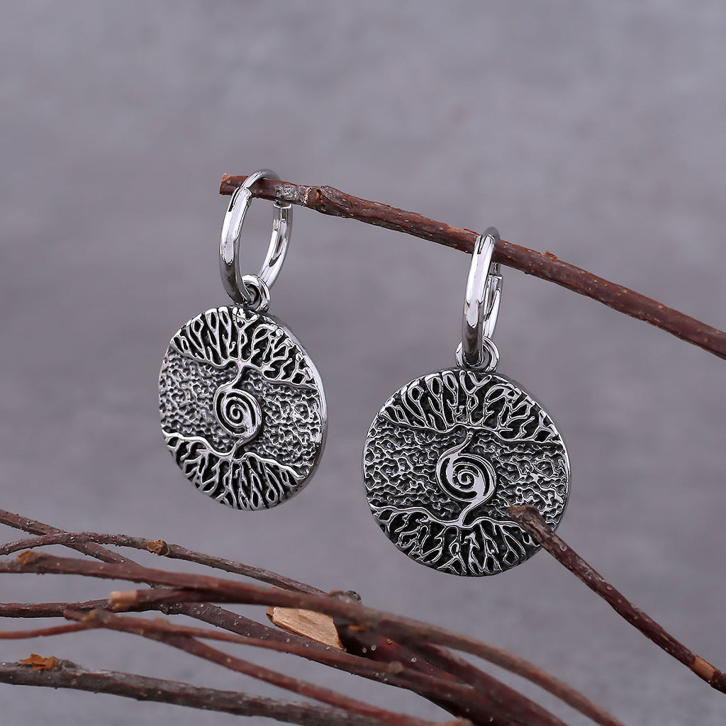 Stålörhängen med konstfullt livets trädmotiv