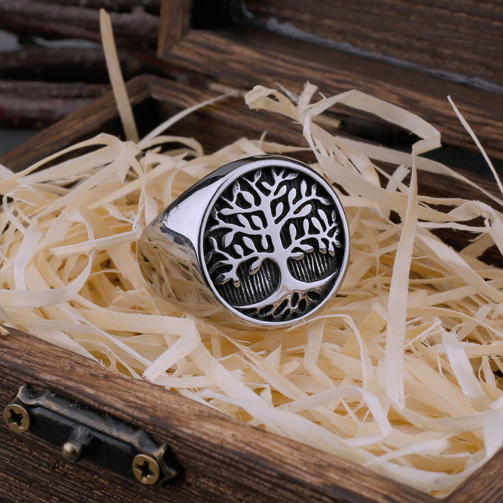 Silverfärgad ring i rostfritt stål med trädet Yggdrasil på framstycket