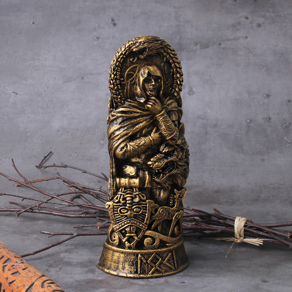 Handgjord statyett som visar guden Loke, Fenrisulven och världsormen
