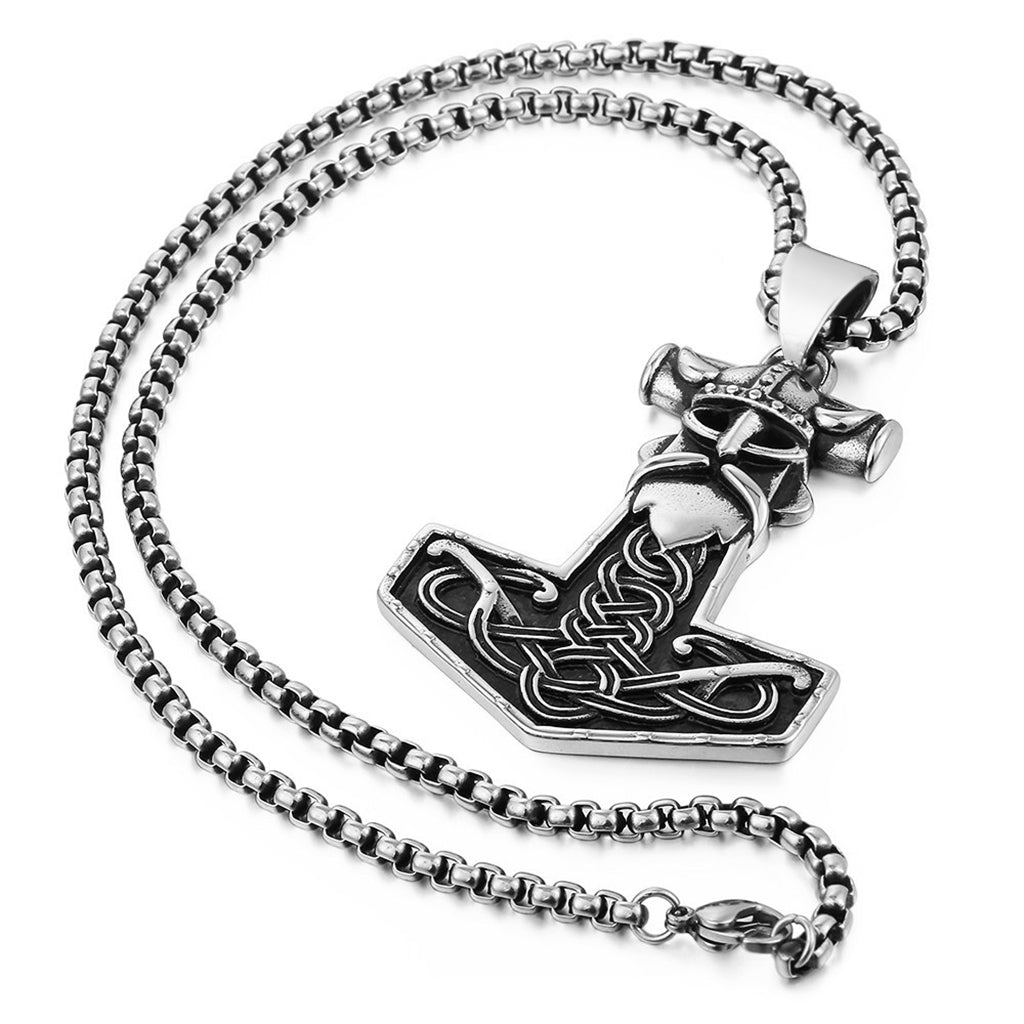 Stor Mjölner-amulett hängande i boxig länkkedja