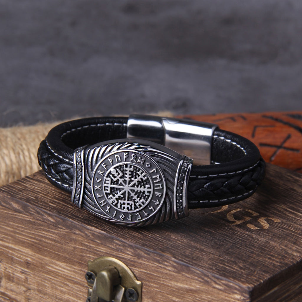 Svart läderarmband med stålsmycke föreställande vegvisir med runtecken runtom