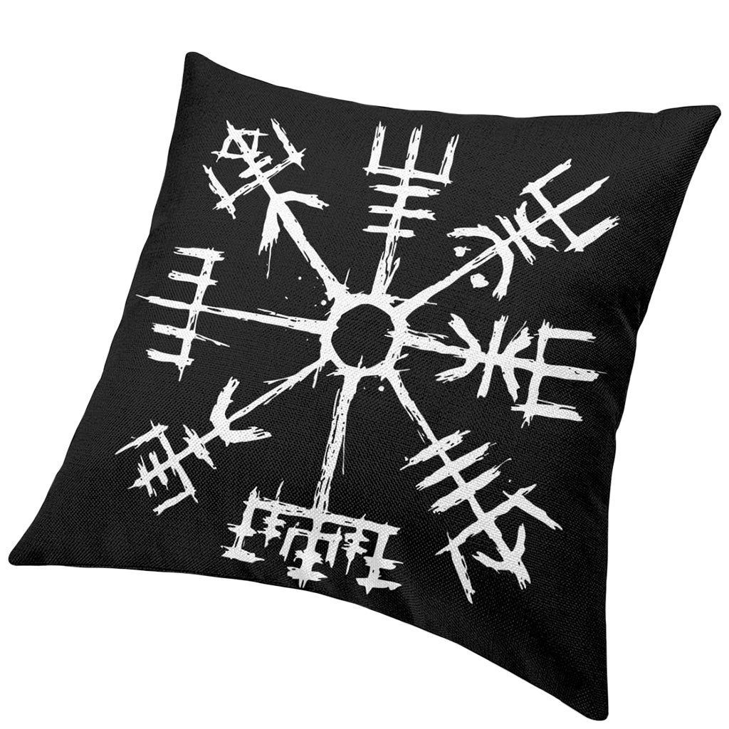 Svartfärgad prydnadskudde med vitfärgat motiv av den magiska rungaldern vegvisir