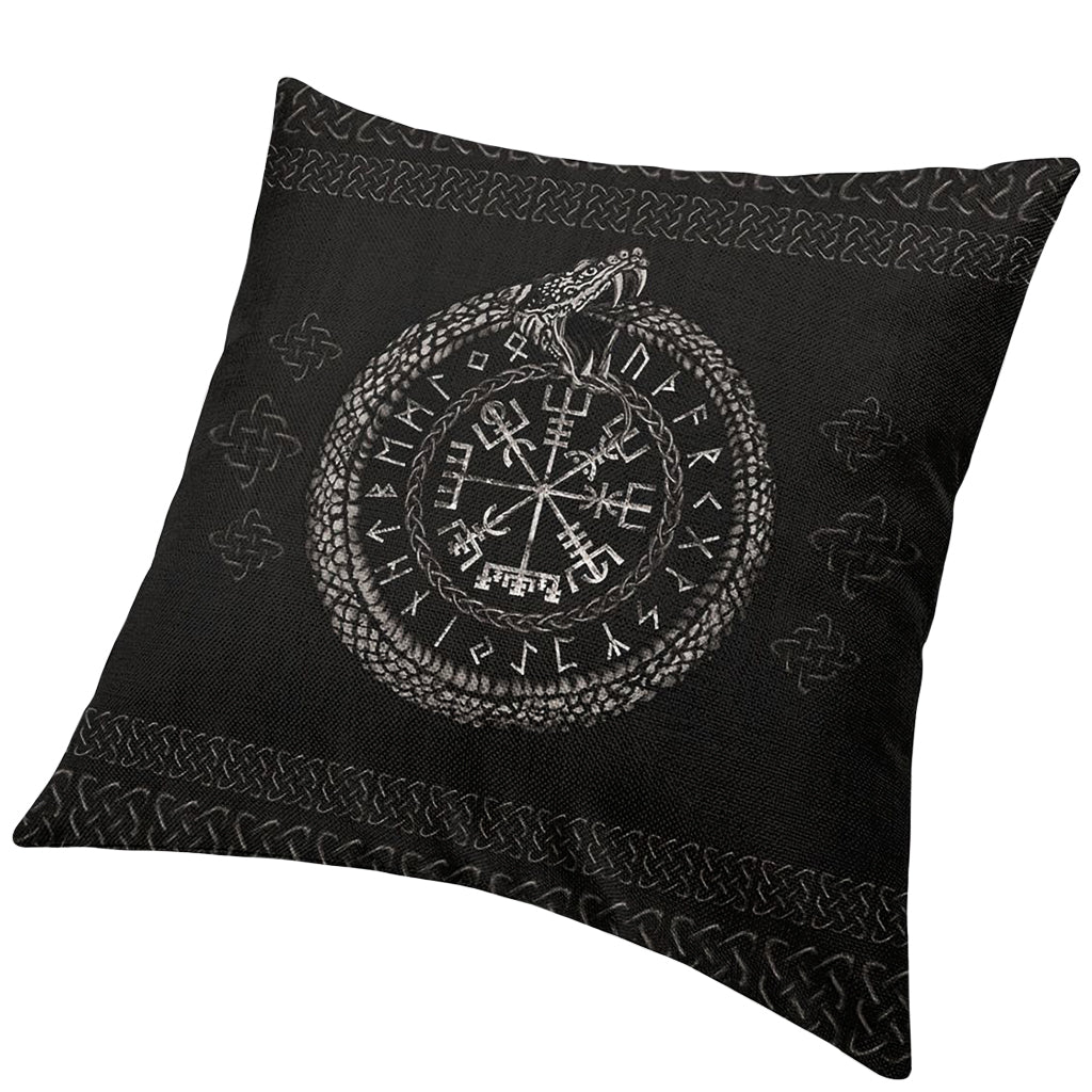 Svart kudde med vitt textiltryck av det isländska tecknet vegvisir