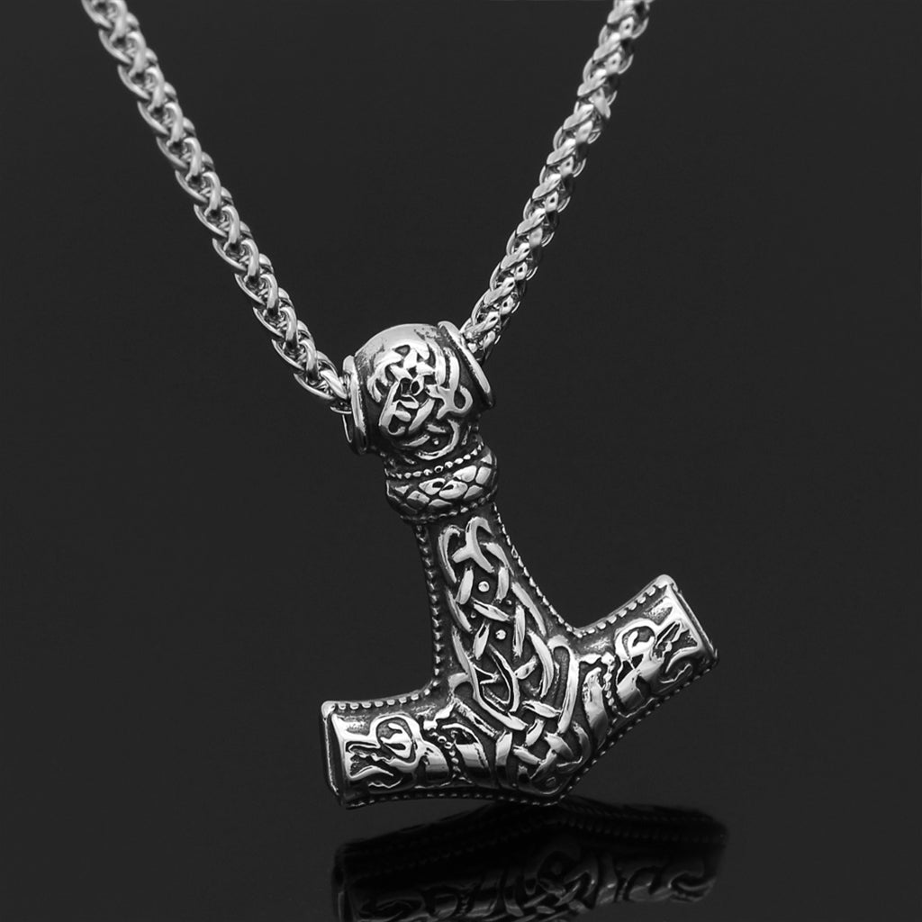 Hänge i stål som föreställer Tors vapen i den nordiska mytologin