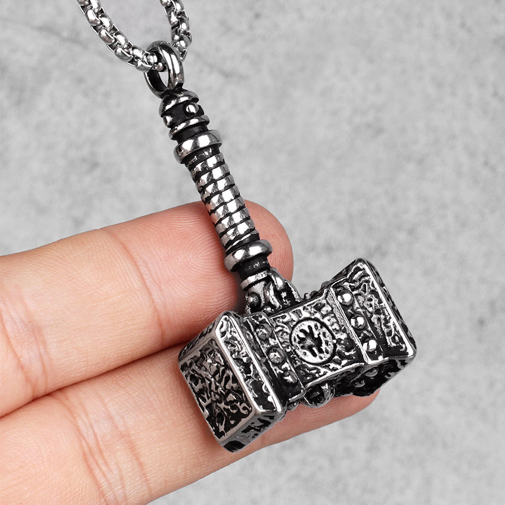 Hängsmycke föreställande en klassiskt formad Tors hammare