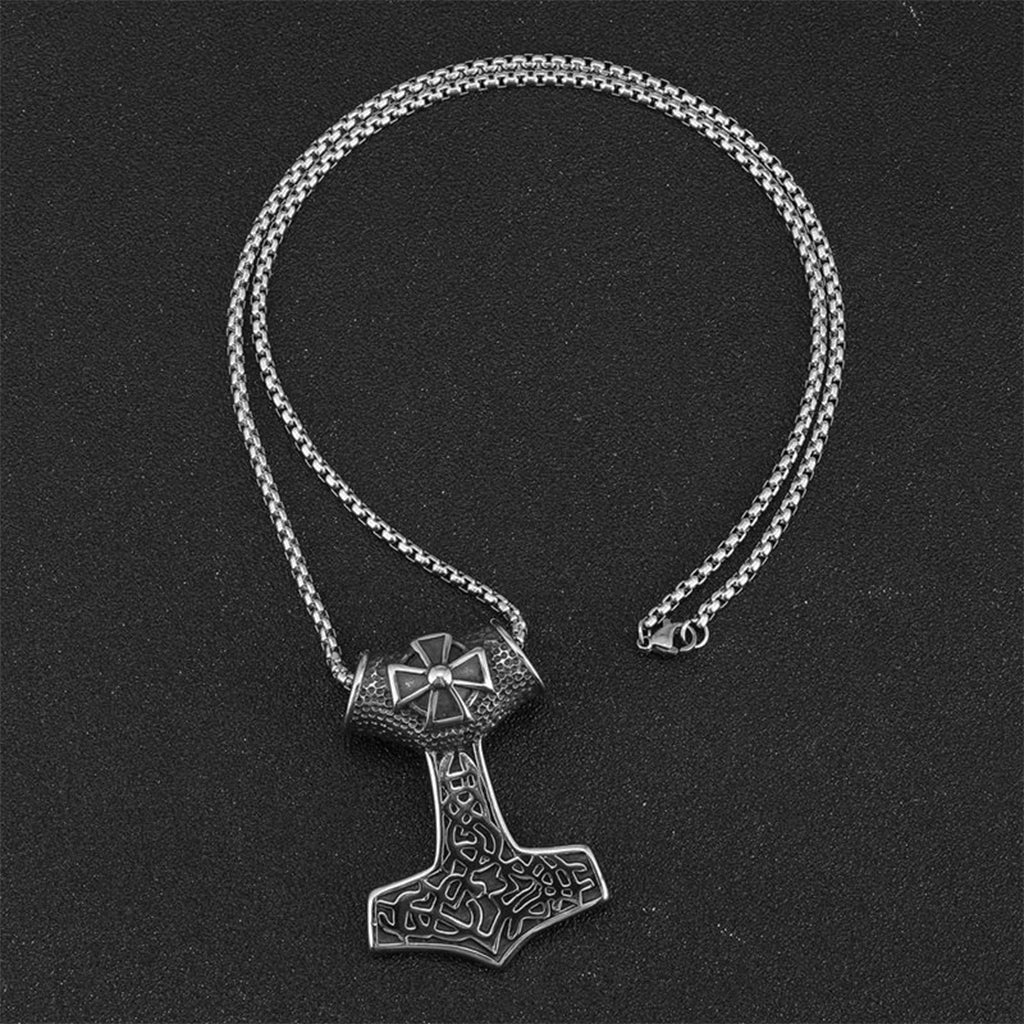 Tors hammare dekorerad med maltakors