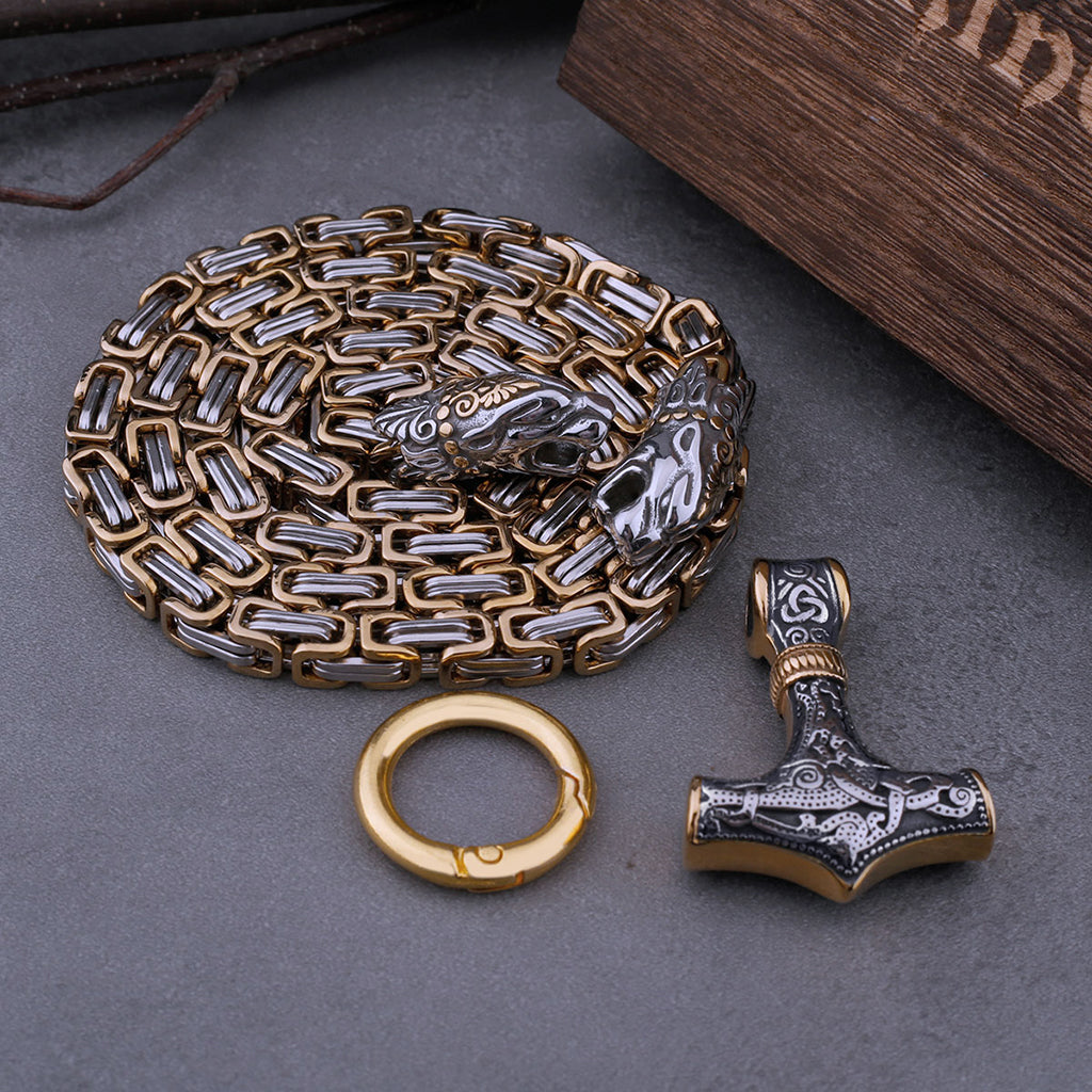 Torshammare med guld- och silverfärgad halslänk med djurhuvuden